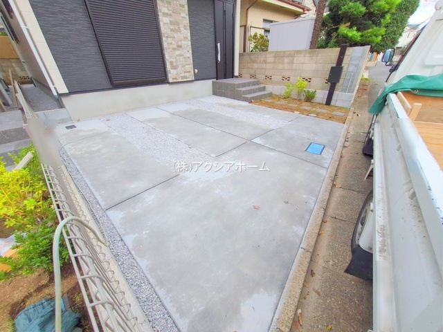 所沢市北所沢町・全2棟　新築一戸建　2号棟　～LDK18帖～の駐車場|カースペース並列2台