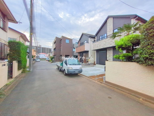所沢市北所沢町・全2棟　新築一戸建　2号棟　～LDK18帖～の前面道路含む現地写真