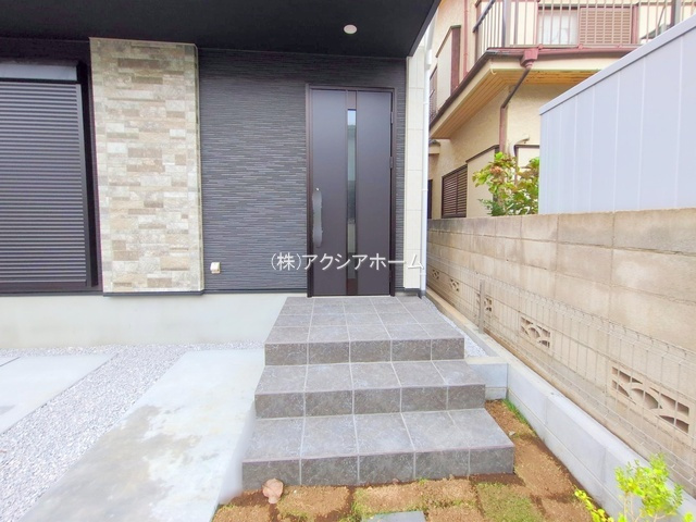 所沢市北所沢町・全2棟　新築一戸建　2号棟　～LDK18帖～の玄関