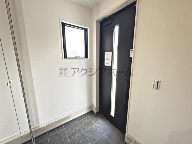 所沢市北所沢町・全2棟　新築一戸建　2号棟　～LDK18帖～の玄関