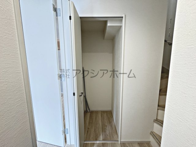 所沢市北所沢町・全2棟　新築一戸建　2号棟　～LDK18帖～の収納|リビング収納