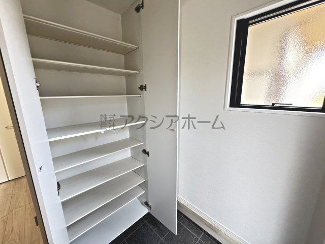 所沢市北所沢町・全2棟　新築一戸建　2号棟　～LDK18帖～の収納|シューズボックス