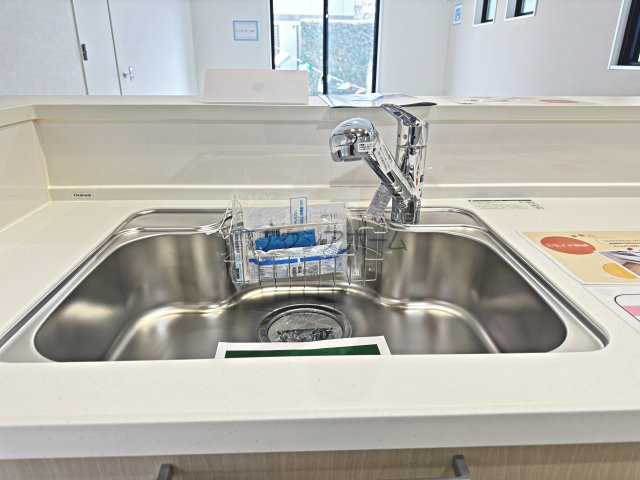 所沢市北所沢町・全2棟　新築一戸建　2号棟　～LDK18帖～のキッチン|浄水器付水栓
