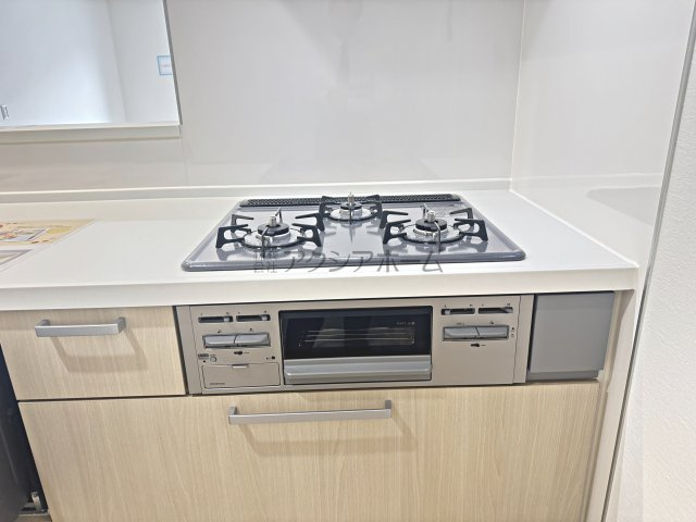 所沢市北所沢町・全2棟　新築一戸建　2号棟　～LDK18帖～のキッチン|3口コンロ