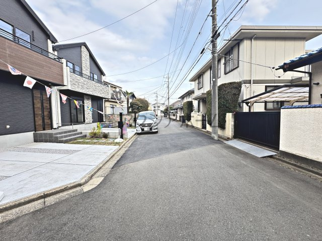 所沢市北所沢町・全2棟　新築一戸建　1号棟　～LDK20帖～の前面道路含む現地写真