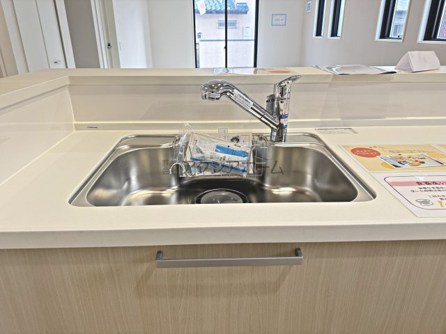 所沢市北所沢町・全2棟　新築一戸建　1号棟　～LDK20帖～のキッチン|浄水器付水栓