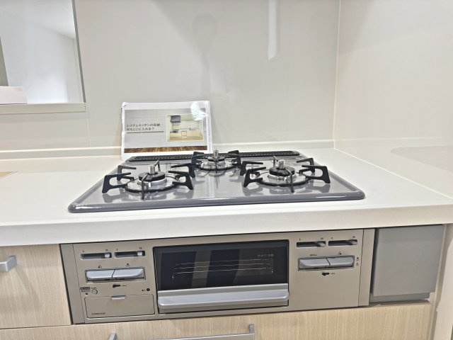 所沢市北所沢町・全2棟　新築一戸建　1号棟　～LDK20帖～のキッチン|3口コンロ