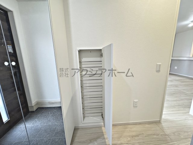 所沢市北所沢町・全2棟　新築一戸建　1号棟　～LDK20帖～の収納|玄関収納
