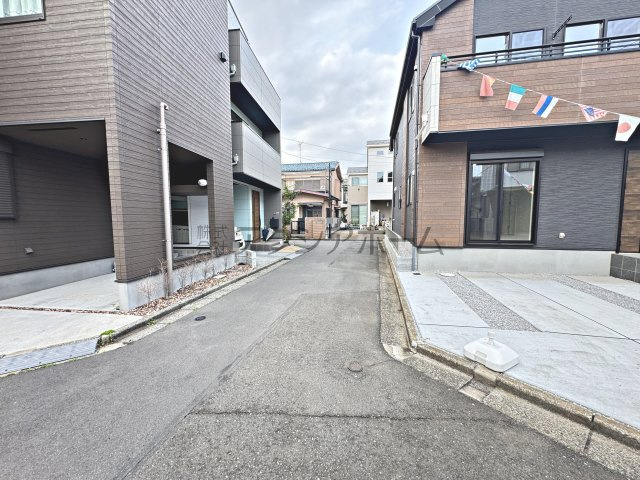 所沢市北所沢町・全2棟　新築一戸建　1号棟　～LDK20帖～の前面道路含む現地写真