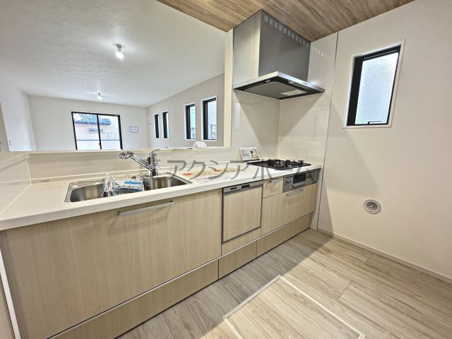 所沢市北所沢町・全2棟　新築一戸建　1号棟　～LDK20帖～のキッチン|リビングを見渡せる対面キッチン・食洗機付きです。