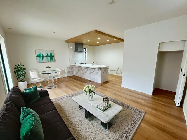 所沢市けやき台1丁目・全2棟　新築一戸建　1号棟の内装|LDK16帖（家具はCG画像での表示になります）