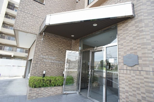ロイヤルステージ新所沢のエントランス