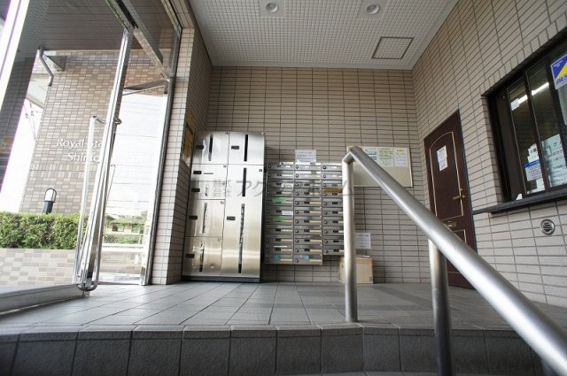 ロイヤルステージ新所沢のエントランス