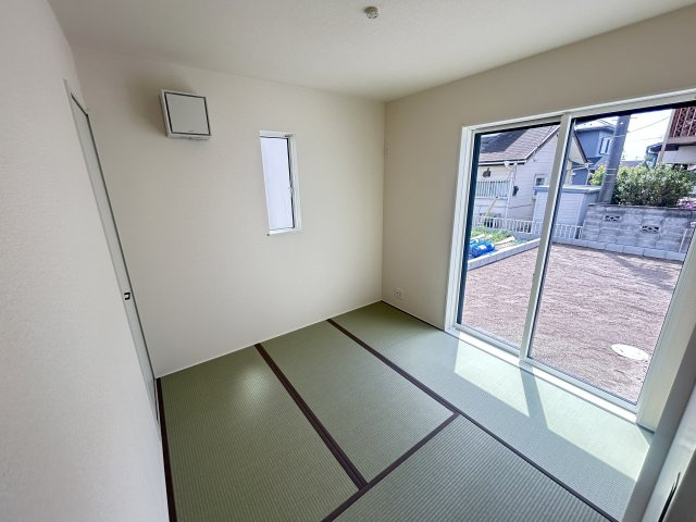 新築　佐波郡玉村町斎田第２期　LIGNAGE　4号棟の和室|現地写真　リビング隣の和室はお子様の遊び部屋としてもちょうどいいですね♪							
