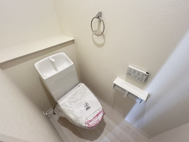 新築　佐波郡玉村町斎田第２期　LIGNAGE　4号棟のトイレ|現地写真　節水タイプのウォシュレット付きトイレ、水道料節約に一役買います！							
