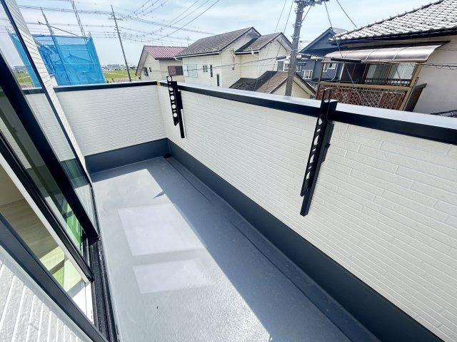 新築　佐波郡玉村町斎田第２期　LIGNAGE　4号棟のバルコニー|現地写真　日当たりの良いバルコニーは気持ちよく洗濯物が干せます♪							
							
					
　　
