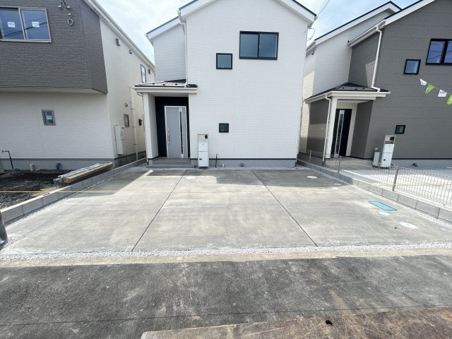 新築　佐波郡玉村町斎田第２期　LIGNAGE　4号棟の駐車場|現地写真　駐車スペースは並列3台分可能です！
