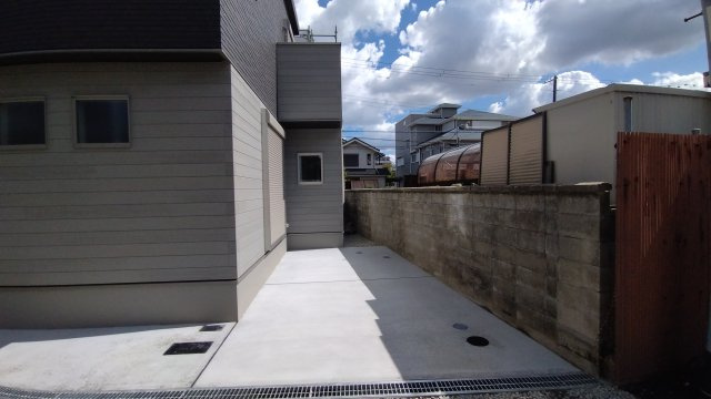 尼崎市三反田町　新築戸建の駐車場