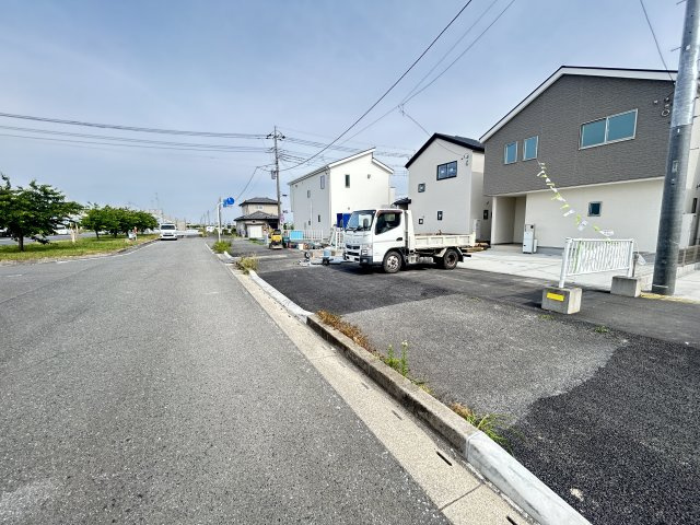新築　佐波郡玉村町斎田第２期　LIGNAGE　5号棟の前面道路含む現地写真|現地写真　北側接道幅員約8ｍ	
