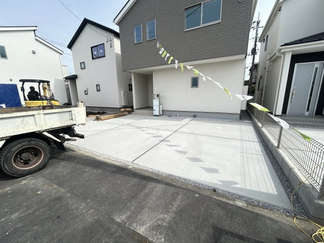 新築　佐波郡玉村町斎田第２期　LIGNAGE　5号棟の駐車場|現地写真　駐車スペースは並列3台分可能です！
