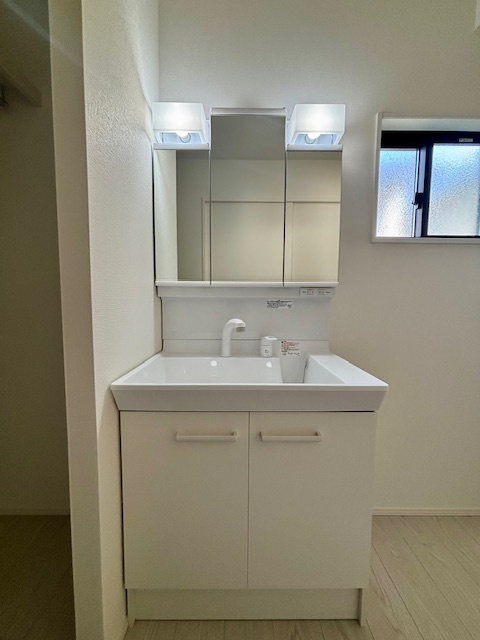 大刀洗町大字山隈  4期  1号棟の独立洗面台|収納力とデザインに優れた三面鏡洗面化粧台です。鏡の裏は収納スペースでスッキリお片付け(^^♪