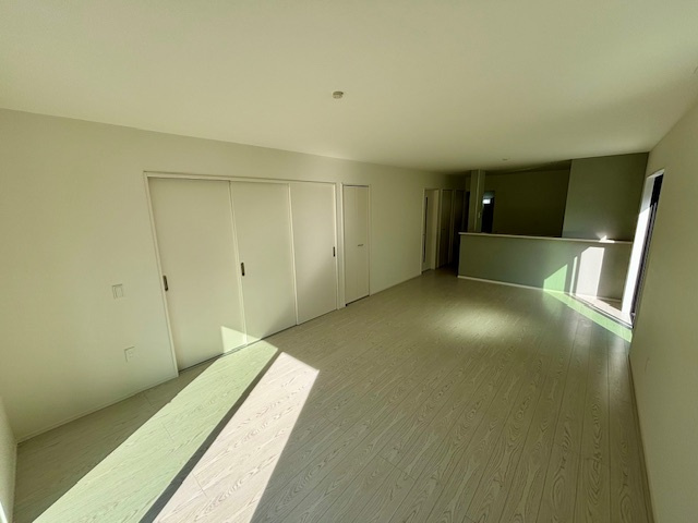 大刀洗町大字山隈  4期  1号棟の居間・リビング|ワックスフリーのフローリング材はキズがつきにくく、お掃除楽々！リビングや子ども部屋で、のびのび元気に遊べます。