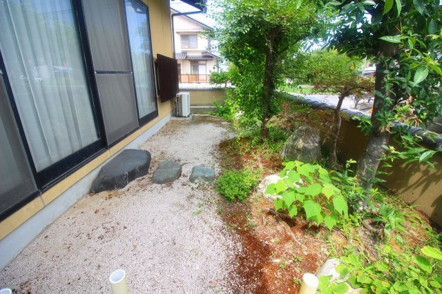玉湯町玉造店舗兼用住宅の中庭|正面玄関横には専用庭もございます。和室の縁側より庭を眺めるとこが出来る設計になります。