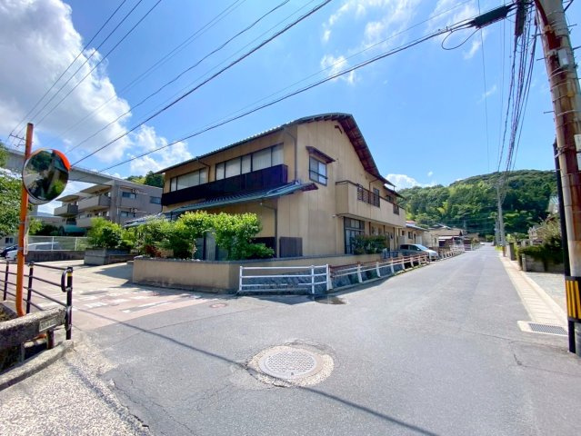 玉湯町玉造店舗兼用住宅の周辺|角地に立地する不動産になります。玉湯川沿いの道は数百メートル先より歩道専用になります。