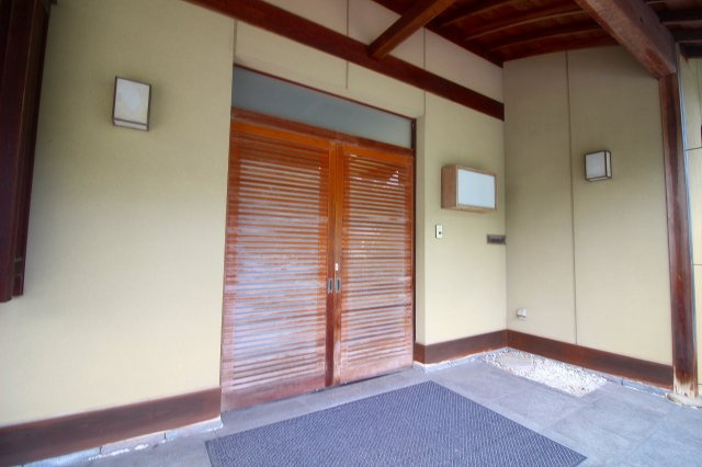 玉湯町玉造店舗兼用住宅の玄関|和風の正面玄関になります。住居用の玄関は別で設置されております。