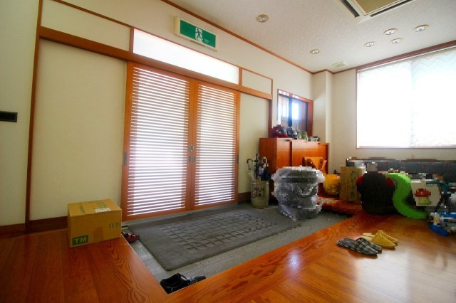 玉湯町玉造店舗兼用住宅の玄関|正面玄関に室内側になります。料亭として建築された建物になる為、広く設計されております。