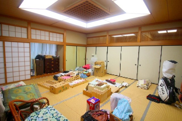 玉湯町玉造店舗兼用住宅の和室|1階和室18帖の部屋になります。襖で区切られており、外して一体30帖として利用できます。