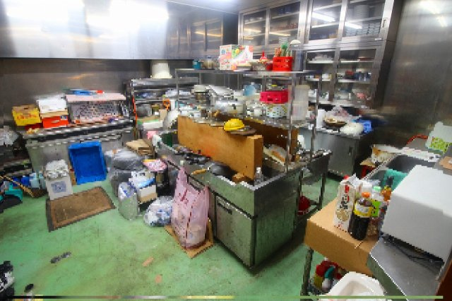 玉湯町玉造店舗兼用住宅の設備|1階の厨房になります。現在は使用しておりません。床は土間になっており、厨房としても利用可能になります。