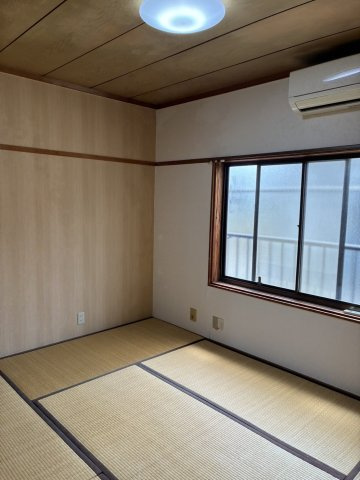 新潟市西区上新栄町４丁目のアパートの居間・リビング