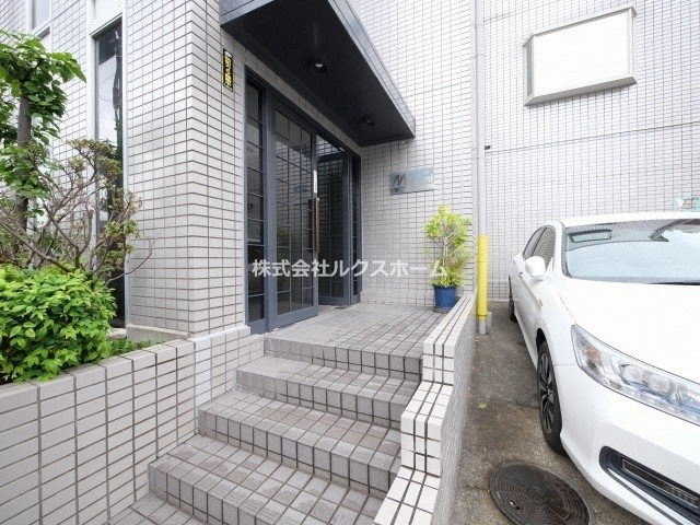 コーポラスムツミのエントランス|ゆとりのあるエントランスです