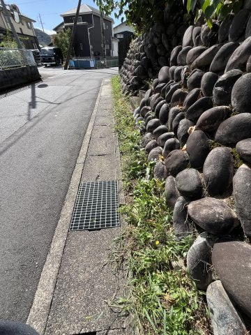 土地　諏訪山1丁目の前面道路含む現地写真