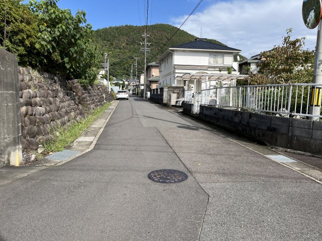 土地　諏訪山1丁目の前面道路含む現地写真