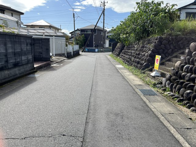 土地　諏訪山1丁目の前面道路含む現地写真