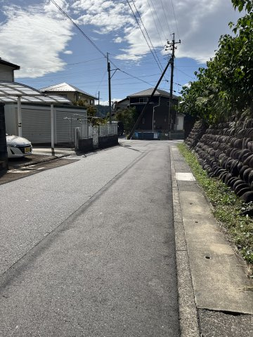 土地　諏訪山1丁目の前面道路含む現地写真