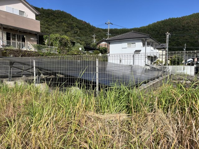 土地　諏訪山1丁目の周辺|東側隣地は太陽光パネル設置用地