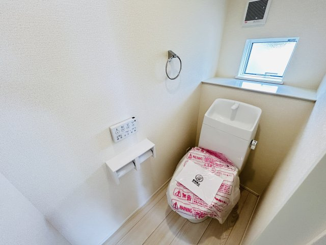 新築　佐波郡玉村町斎田第２期　LIGNAGE　7号棟のトイレ|現地写真　節水タイプのウォシュレット付きトイレ、水道料節約に一役買います！							
