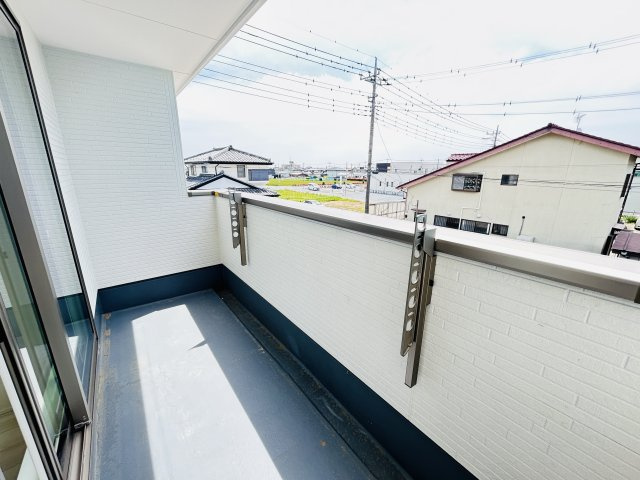 新築　佐波郡玉村町斎田第２期　LIGNAGE　7号棟のバルコニー|現地写真　日当たりの良いバルコニーは気持ちよく洗濯物が干せます♪							
							
					
　　
					
　　