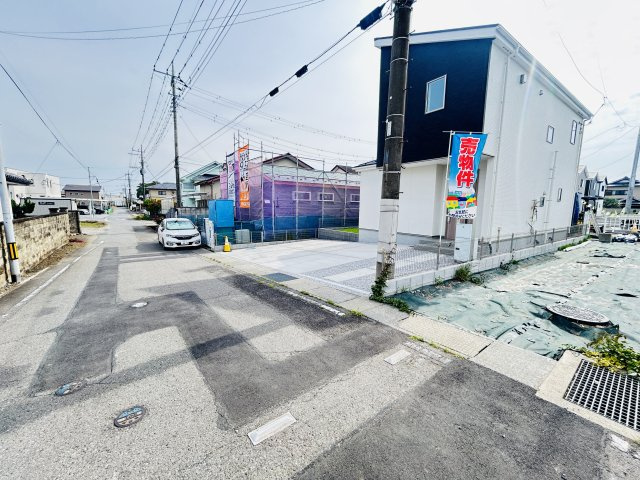 新築　佐波郡玉村町斎田第２期　LIGNAGE　7号棟の前面道路含む現地写真|現地写真　北側接道幅員約8ｍ　東側接道幅員約5.5ｍ		