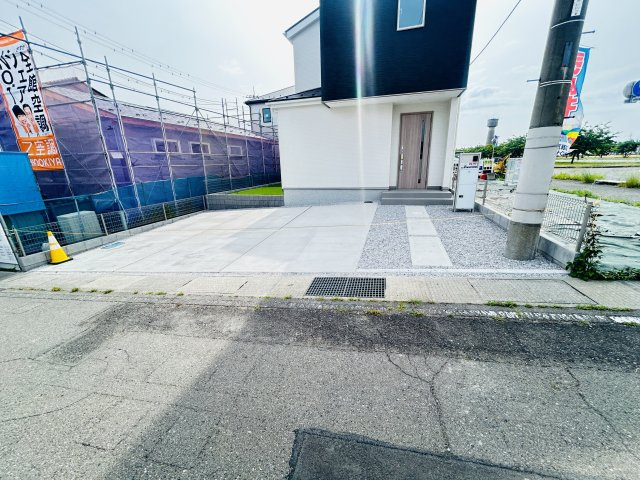 新築　佐波郡玉村町斎田第２期　LIGNAGE　7号棟の駐車場|現地写真　駐車スペースは並列3台分可能です！
