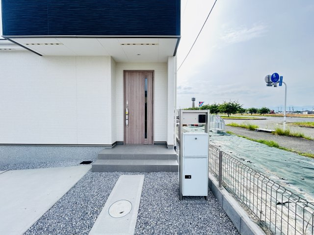 新築　佐波郡玉村町斎田第２期　LIGNAGE　7号棟の玄関|現地写真　TVモニター付きドアホンでセキュリティも安心です！
