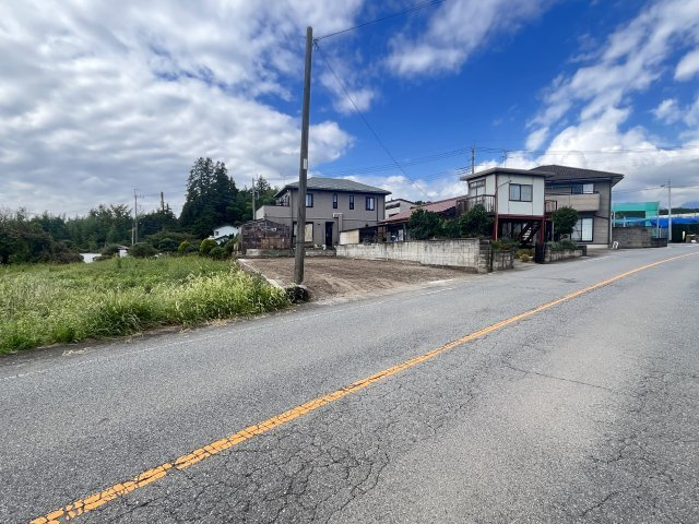 売土地　箕郷町西明屋の前面道路含む現地写真|前面道路に面したアクセスの良さが魅力！日当り良好な解放感あふれる敷地で理想のマイホームを叶えられます