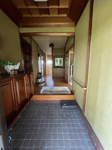 津山市押入中古住宅 5DK＋ガレージの玄関|ゆったりとした上質な玄関