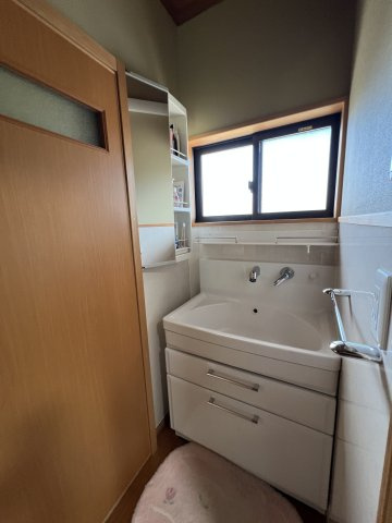 津山市押入中古住宅 5DK＋ガレージの独立洗面台|窓のある洗髪洗面化粧台