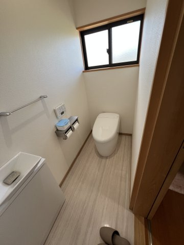 津山市押入中古住宅 5DK＋ガレージのトイレ|手洗い付きで、お掃除しやすいタンクレストイレ