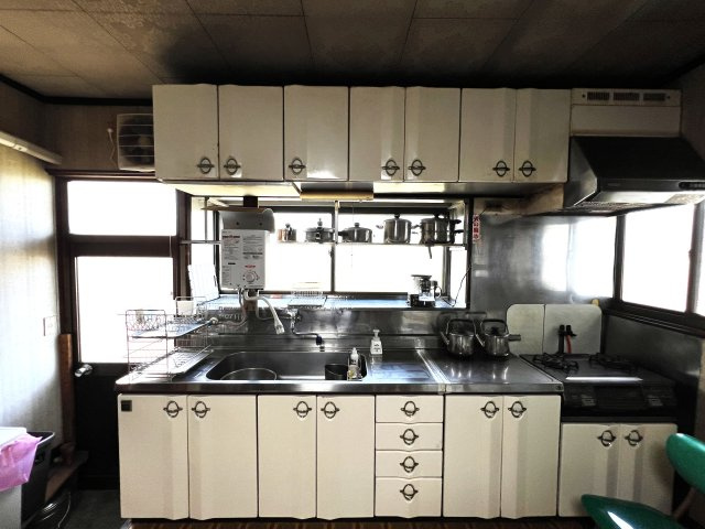 津山市押入中古住宅 5DK＋ガレージのキッチン|収納たっぷりで便利なキッチン