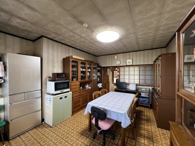 津山市押入中古住宅 5DK＋ガレージのキッチン|家事動線に優れた2way。便利な勝手口もあります。